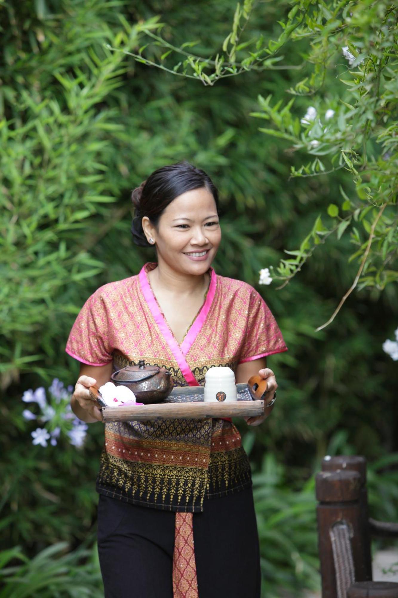 Asia Gardens Hotel & Thai Spa, A Royal Hideaway Hotel Finestrat Exterior foto Thai woman serving tea