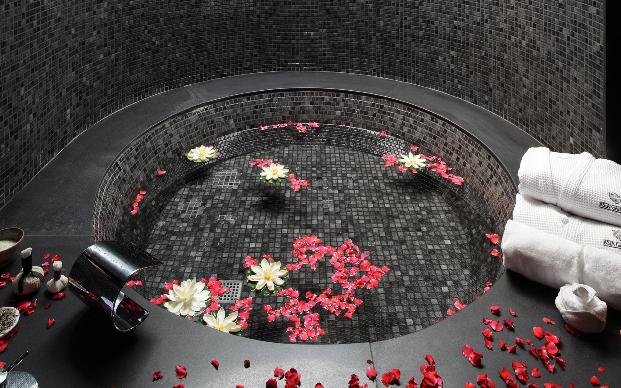 Asia Gardens Hotel & Thai Spa, A Royal Hideaway Hotel Finestrat Exterior foto A spa at the Four Seasons Hotel, Hong Kong