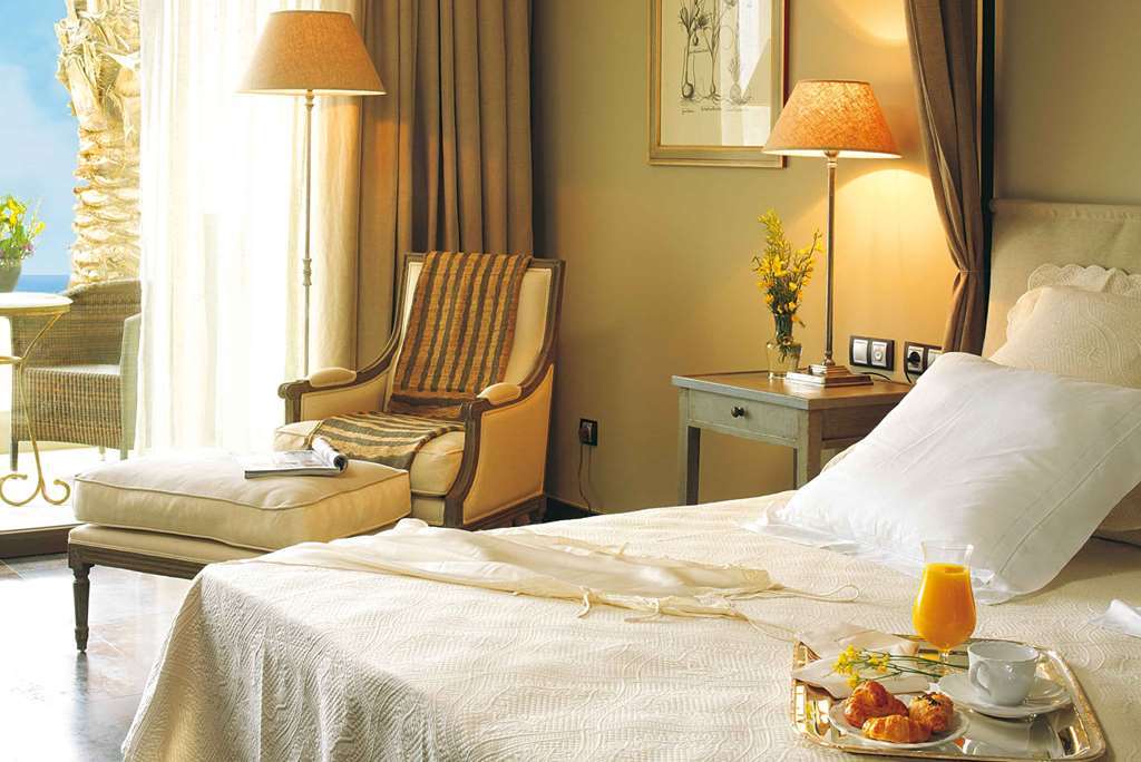 Asia Gardens Hotel & Thai Spa, A Royal Hideaway Hotel Finestrat Cameră foto A room at the hotel